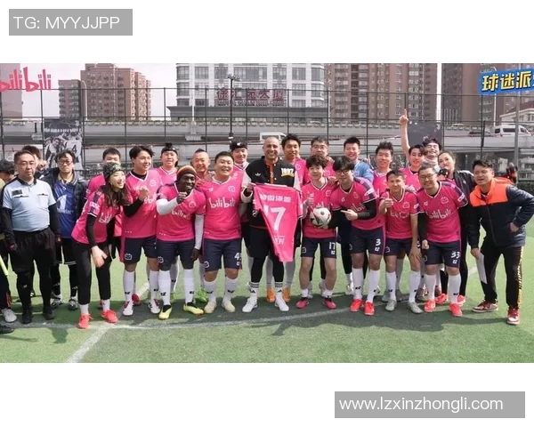 德国足球明星莅临济南与球迷亲密互动展现足球魅力与激情 德国足球明星莅临济南与球迷亲密互动展现足球魅力与激情